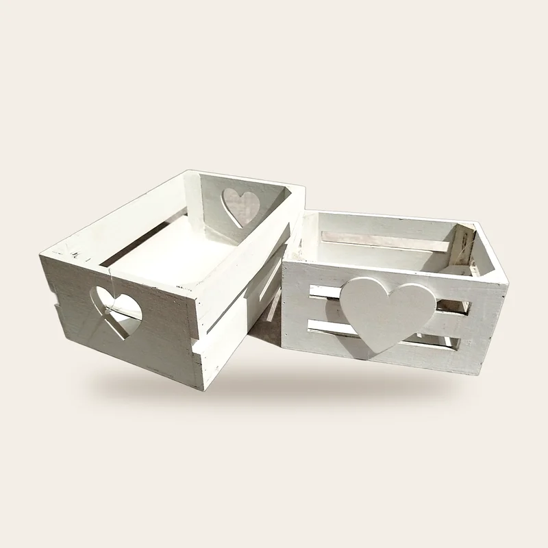 Set di due cassette in legno bianco shabby, una con cuore intagliato e una con cuore applicato