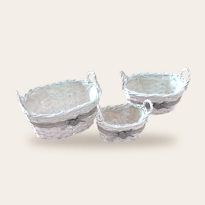 Set di tre cestini ovali in vimini bianco con nastro a quadretti e cuore in legno