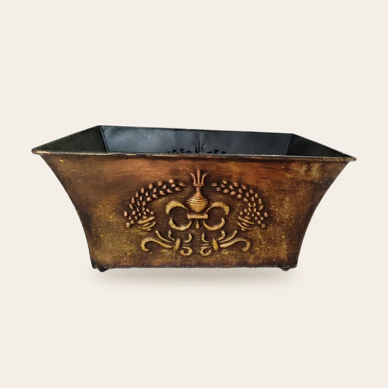 Fioriera rettangolare in metallo color bronzo con giglio a rilievo e piedini, 31 × 19 cm