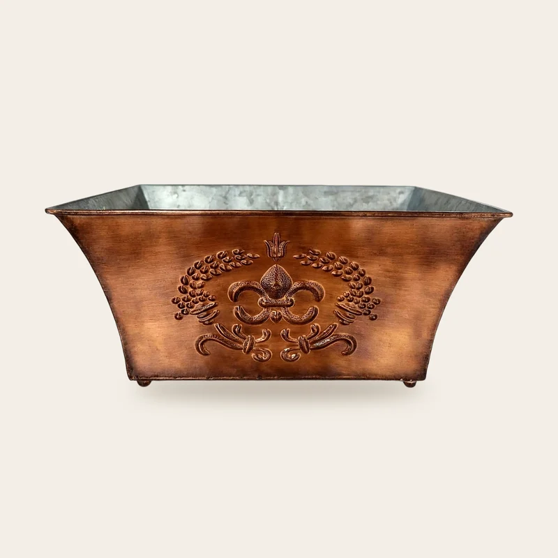 Fioriera rettangolare in metallo color rame con giglio a rilievo e piedini, 31 × 19 cm