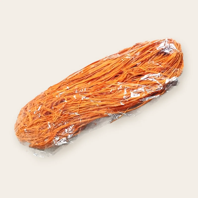 Rafia naturale di colore arancione in matassa da 50 g, nella sua busta trasparente