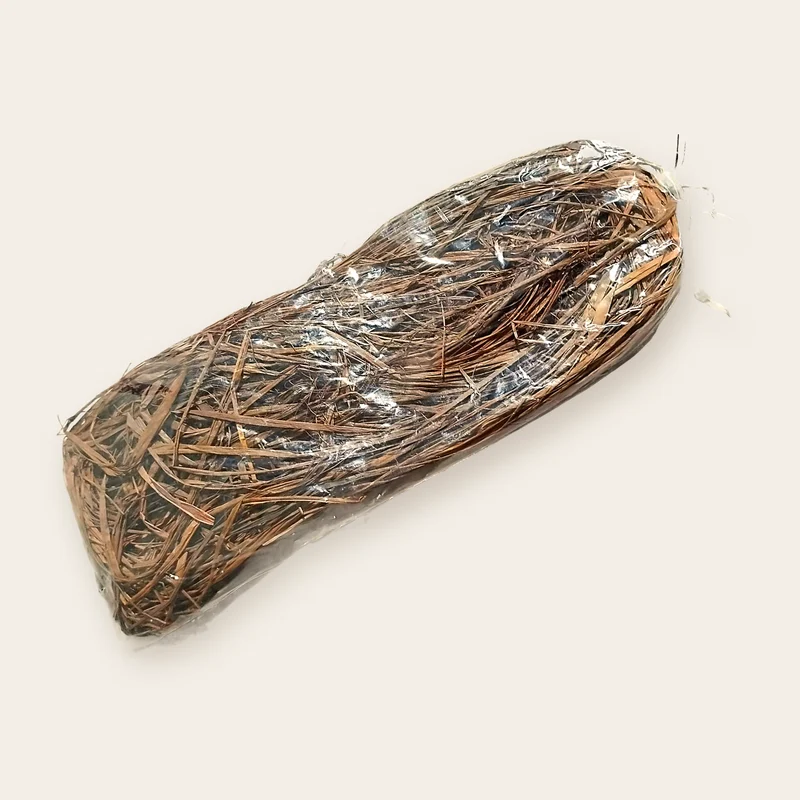 Rafia naturale di colore marrone in matassa da 50 g, nella sua busta trasparente