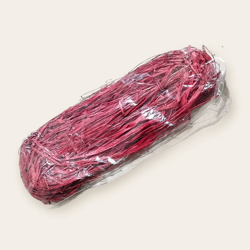 Rafia naturale di colore rosso in matassa da 50 g, nella sua busta trasparente